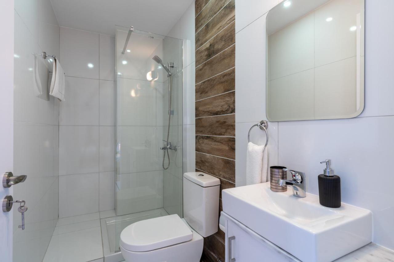 Livia Studio Apartment In Larnaca Exterior foto